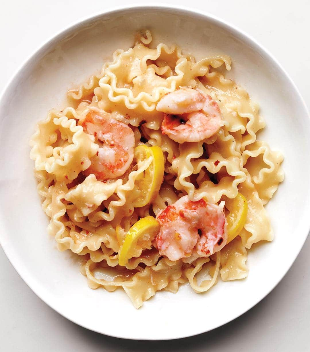 マーサ・スチュワートさんのインスタグラム写真 - (マーサ・スチュワートInstagram)「Ready to add some fresh new pastas to your rotation this spring? 🍝 Our scalloped-edged mafaldine with shrimp and lemon is a lavish treat for the eye, yet still super-simple to pull together. 👀 A few things that take this dish up a notch? A stock that incorporates the shrimp shells (which are later strained from the liquid) giving the dish a true taste of the sea, and lemon slices in the pasta water for a little extra brightness. 🍋 Sprinkle red pepper flakes with a squeeze of lemon to top off a truly delicious dish. 👌🏼 Grab our favorite pasta recipes for spring in the link in bio! 👆🏼📷: @johnny_miller_」3月22日 4時03分 - marthastewart