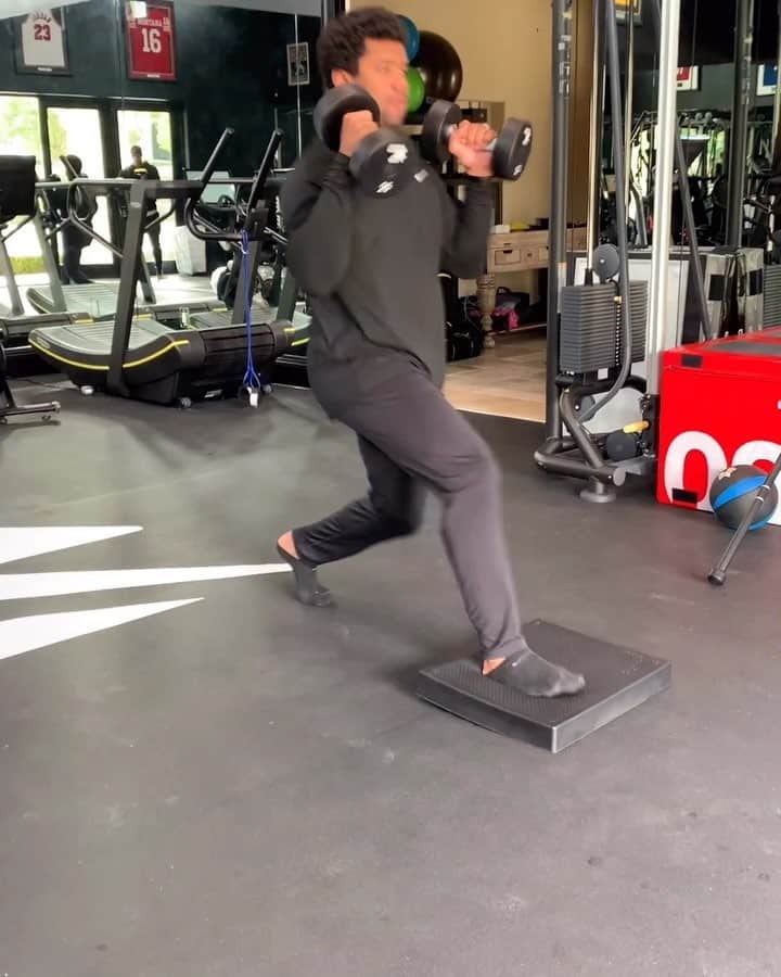 ラッセル・ウィルソンのインスタグラム：「Consistency. Stability.」