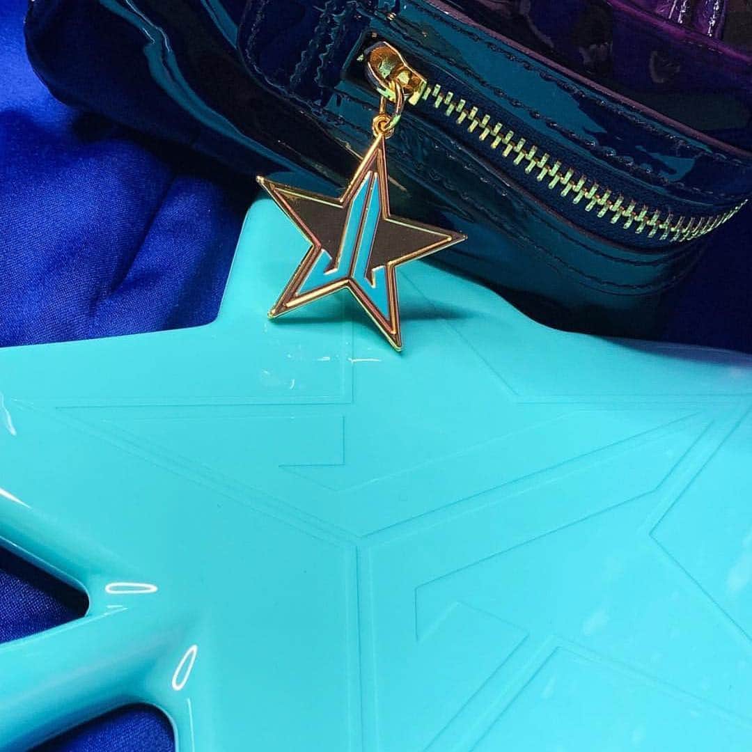 Jeffree Star Cosmeticsさんのインスタグラム写真 - (Jeffree Star CosmeticsInstagram)「REFLECT 💙💙 It’s time to reflect on how stunning our ‘Reflective Dark Blue’ #MakeupBag is 👏🏻👏🏻 They are in stock and ready to roll 💧💧 #jeffreestarcosmetics #bluebloodpalette」3月22日 4時23分 - jeffreestarcosmetics
