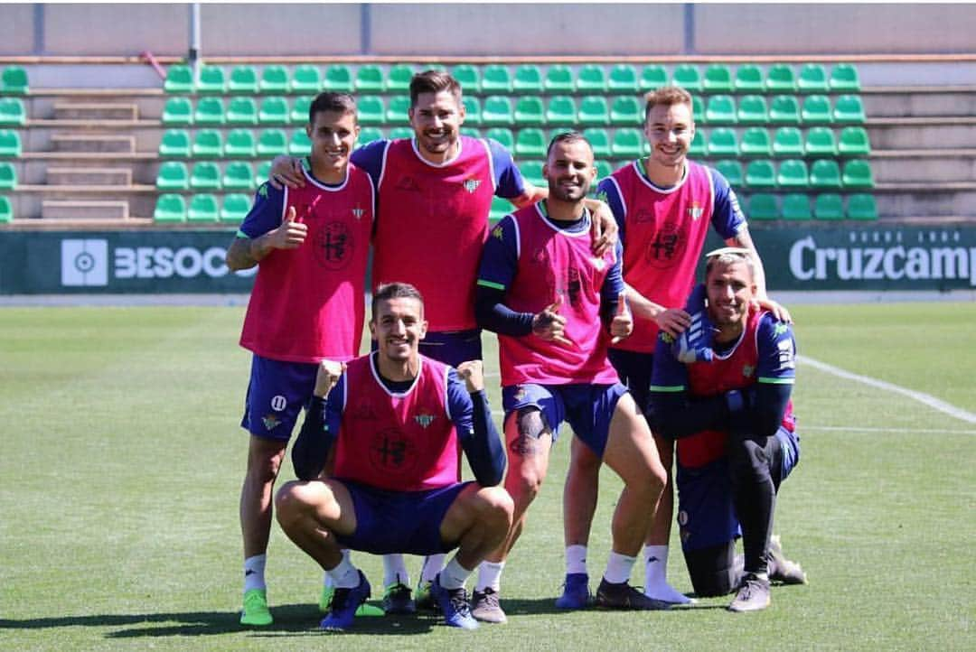 ジョエル・ロブレスさんのインスタグラム写真 - (ジョエル・ロブレスInstagram)「🥇Este equipó venció al todopoderoso @marcbartra Team 🥈 #cualserasurrespuestaaestaduraderrota」3月22日 4時28分 - joelrb1