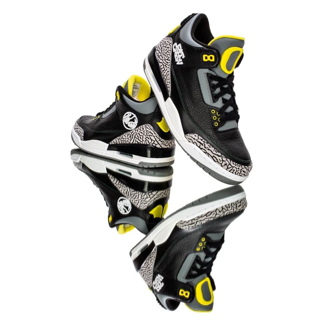 Flight Clubさんのインスタグラム写真 - (Flight ClubInstagram)「Back in 2011, the University of Oregon teamed up with Jordan Brand to create one of the most iconic PE's, referred to as the "Pit Crew", as a nod to the Ducks' student fan section.」3月22日 4時30分 - flightclub
