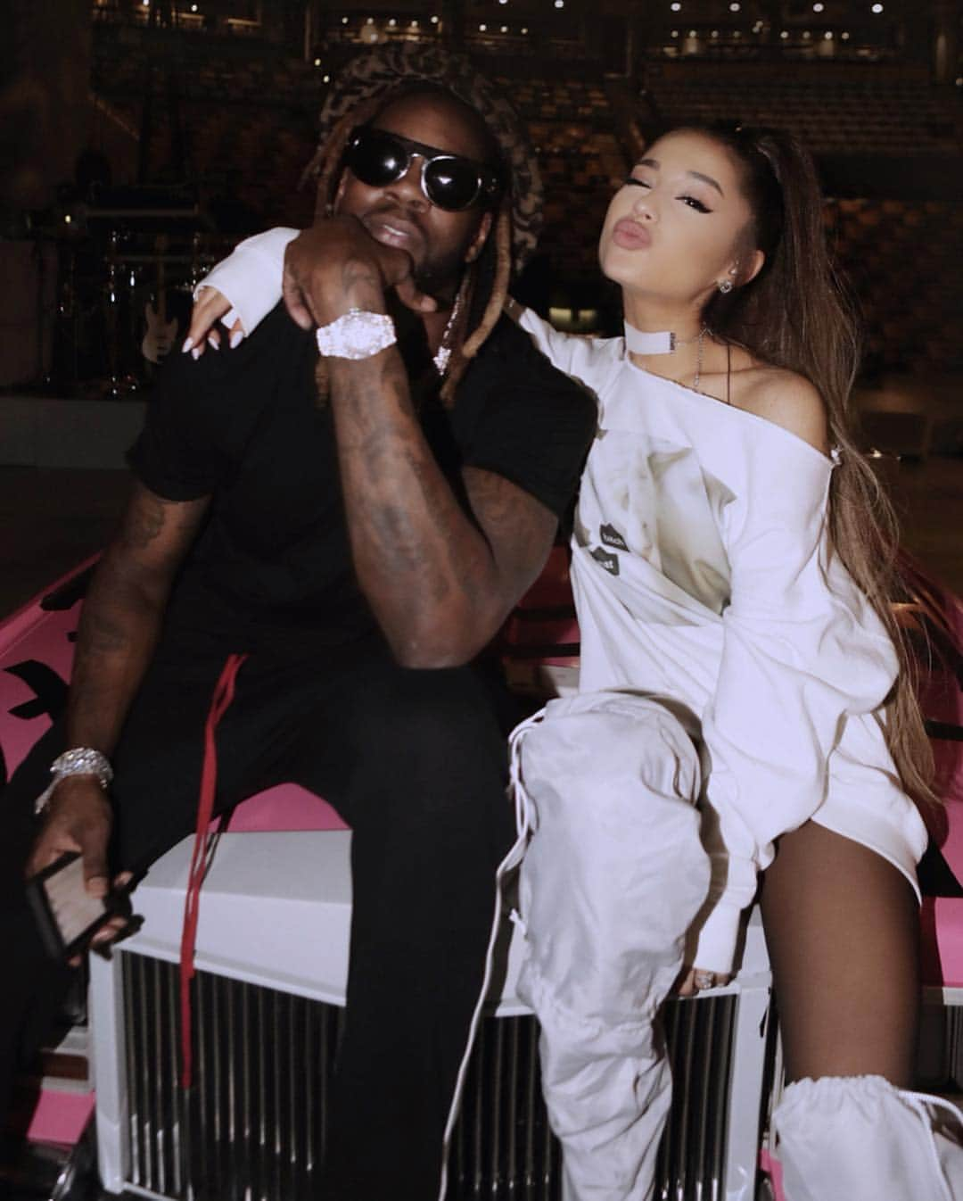 Alfredo Floresさんのインスタグラム写真 - (Alfredo FloresInstagram)「@2chainz x @arianagrande 📸 #sweetenertour」3月22日 4時34分 - alfredoflores