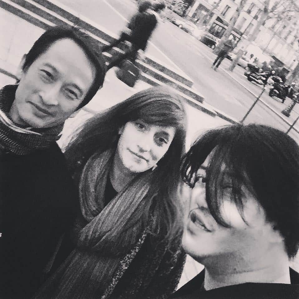 渋谷慶一郎のインスタグラム：「It was fun time super, talking with film director Trần Anh Hùng and vidéo artist Justine Emard, thank you. I really like talking with him and his atmosphere..映画監督のトラン・アン・ユンさんと妹でミュージックバイザーのエリゼさんと会うのにジュスティーヌを誘ってみた。話し込んで楽しかった。ユンさんの柔らかい空気すごく好き。」