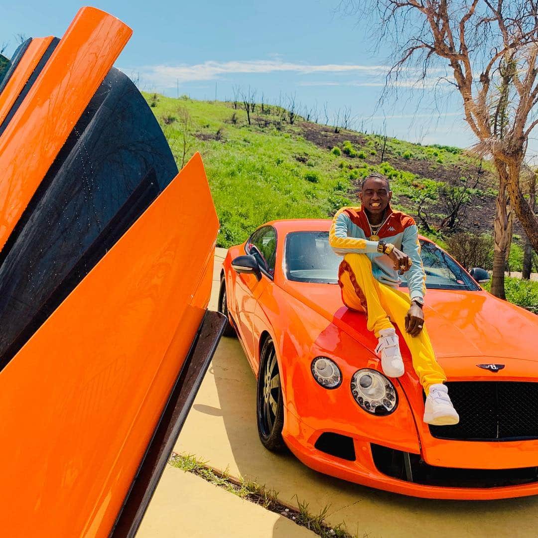 ソウルジャ・ボーイ・テレムさんのインスタグラム写真 - (ソウルジャ・ボーイ・テレムInstagram)「Flexin too hard I’m sick of myself so I know these niggaz is. Soulja got the juice 🍊🥵🧡🔥🤞🏾🤷🏾‍♂️ #SODMG #TeamSoulja #PTE #BigDraco #SBeezyLights #SouljaBoy」3月22日 4時41分 - souljaboy