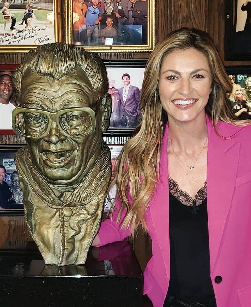 エリン・アンドリューズのインスタグラム：「Always good to be back at @harrycarays」