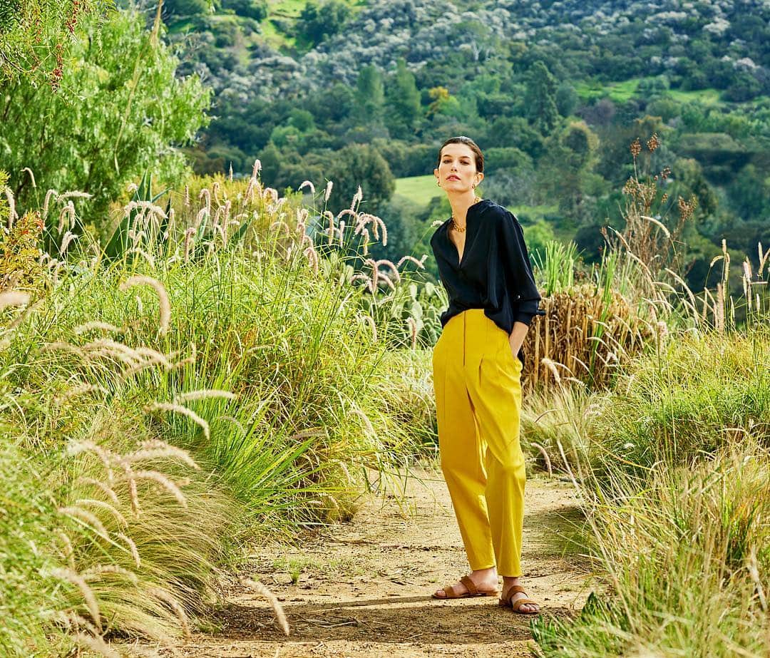 のインスタグラム：「Warmer temps will be here before you know it! Get Spring ready with the color of the season: the Jackson pant in yellow 💛 #yellow #spring #alc」