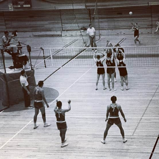 USA Volleyballさんのインスタグラム写真 - (USA VolleyballInstagram)「Screen? What screen? #tbt --- 1960 USVBA National Championships」3月22日 4時57分 - usavolleyball