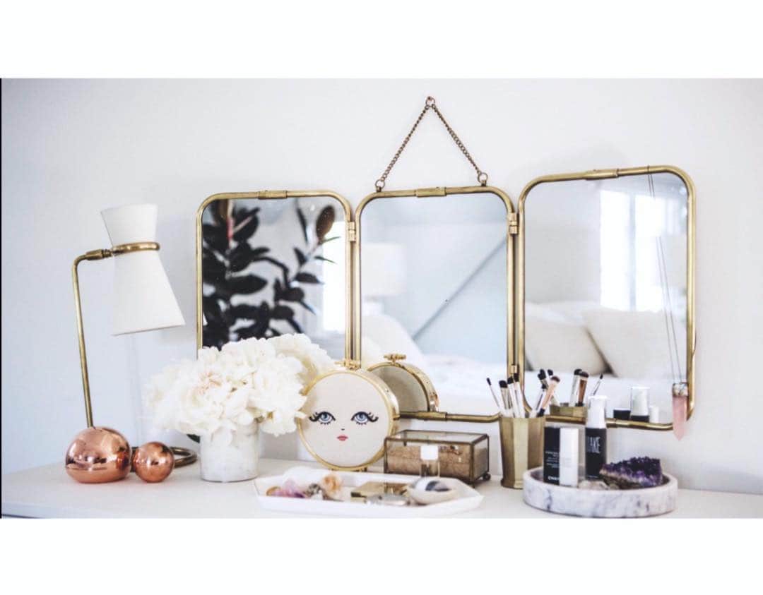 エリン フェザーストンのインスタグラム：「My vanity featuring this lovely mirror from one of my favorite shops @michelevarian #thefetherednest」