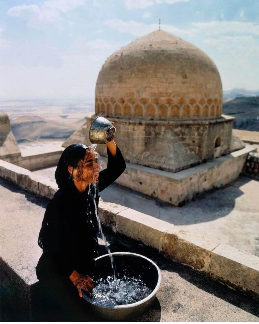 トームさんのインスタグラム写真 - (トームInstagram)「HAPPY #PersianNewYear #nowruz from #Tome and our favorite muse #ShirinNeshat and her #Soliloquy Series, 2000 #womenshistorymonth #art #madebywomen」3月22日 5時06分 - tomenyc