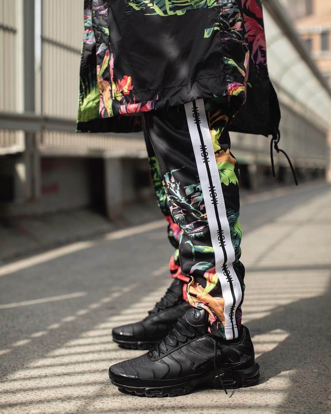 Foot Lockerさんのインスタグラム写真 - (Foot LockerInstagram)「🌴🌺🌸 #Nike Tropicano Pack Worn with the #Nike Air Max Plus 'Black Leather' Available Now, In-Store and Online」3月22日 4時59分 - footlocker
