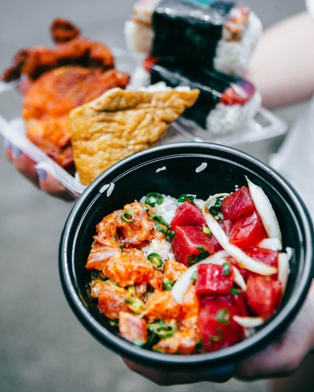 ハワイアン航空さんのインスタグラム写真 - (ハワイアン航空Instagram)「Beach essentials 👌  What is your go-to beach snack? We're torn between poke bowls and spam musubi. 📷: @foodiswhyimbroke」3月22日 5時00分 - hawaiianairlines