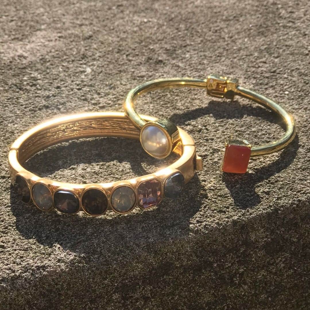 ヴィンスカムートさんのインスタグラム写真 - (ヴィンスカムートInstagram)「When that light hits in juuuust the right spot. Tap to shop this cuff and bracelet combo! #jewelry #standoutstyle #spring2019」3月22日 5時00分 - vincecamuto