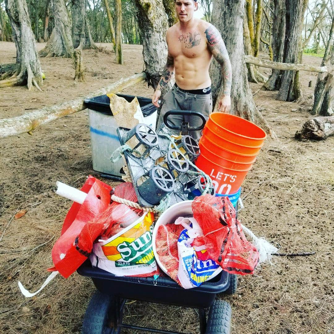 ザッキー・ヴェンジェンスさんのインスタグラム写真 - (ザッキー・ヴェンジェンスInstagram)「Little #throwbackthursday up on #northshoreoahu this happens daily here in #hawaii as well as many places all over the world. Let’s do a little bit every day and find solutions for this #startsathome #knowledgeispower #pickupyourtrash #noshirt #noshoes #tattoos #core #luckywelivehi」3月22日 5時01分 - zacharymerrick