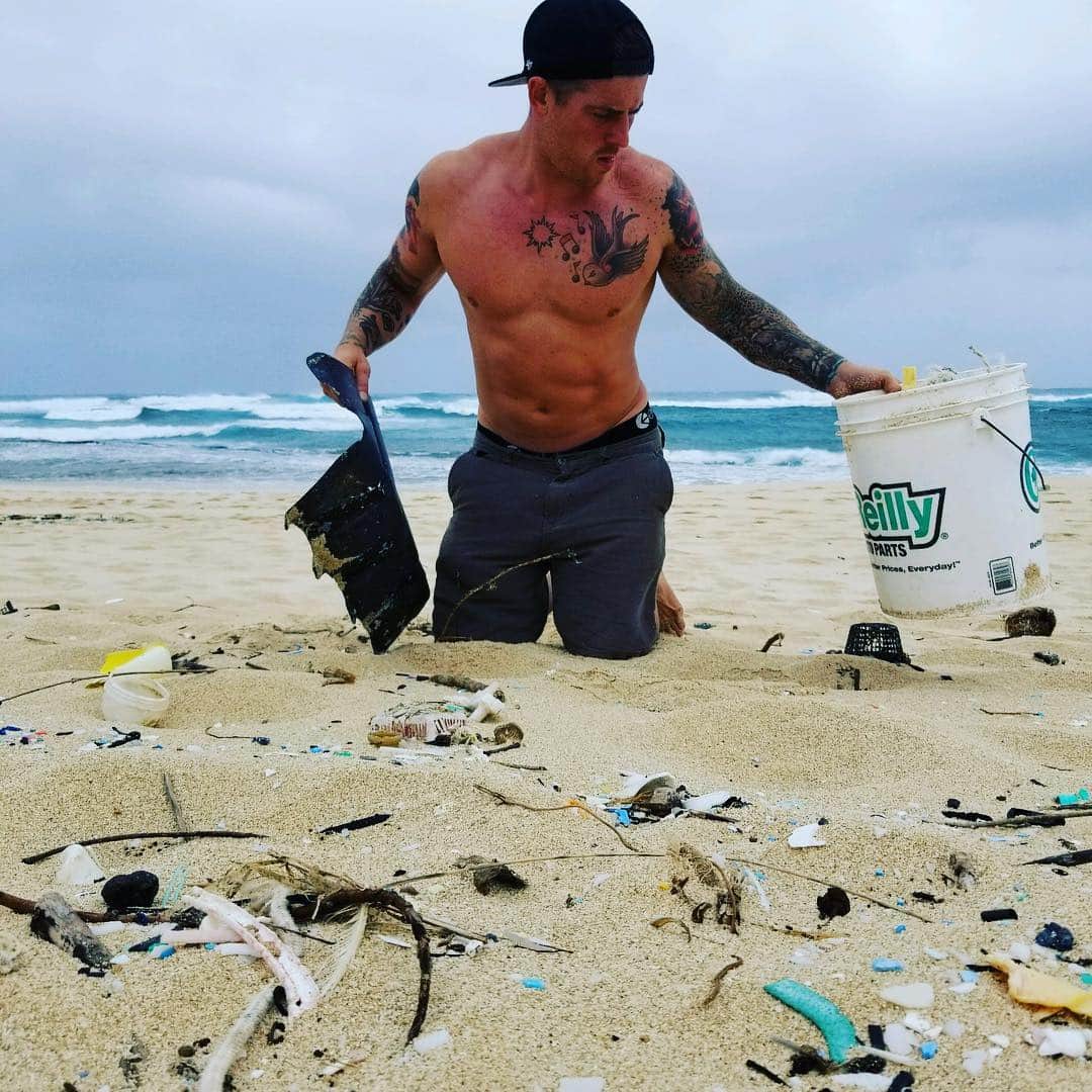 のインスタグラム：「Little #throwbackthursday up on #northshoreoahu this happens daily here in #hawaii as well as many places all over the world. Let’s do a little bit every day and find solutions for this #startsathome #knowledgeispower #pickupyourtrash #noshirt #noshoes #tattoos #core #luckywelivehi」