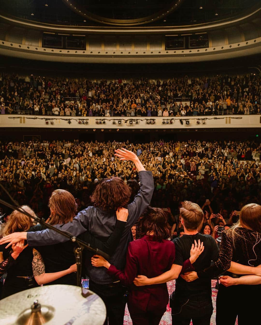 ホージアさんのインスタグラム写真 - (ホージアInstagram)「St Petersburg it was an absolute pleasure to perform in your beautiful city for the first time.. Thank you. #WastelandBaby 📷 @christiantierney」3月22日 5時16分 - hozier