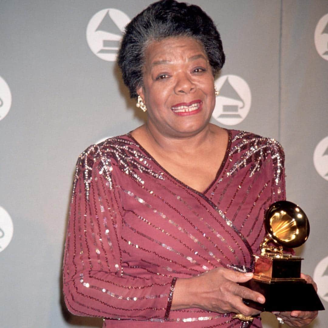 The GRAMMYsさんのインスタグラム写真 - (The GRAMMYsInstagram)「At the 36th #GRAMMYs in 1994, #MayaAngelou took home the GRAMMY Award for Best Spoken Word Or Non-Fiction Musical Album, 'On The Pulse Of Morning.' #GRAMMYVault #WorldPoetryDay」3月22日 5時09分 - recordingacademy