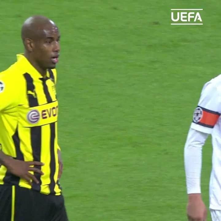 フェリペ・サンタナのインスタグラム：「Muito honrado pela homenagem @championsleague 🙏🏿😁⚽️ ⠀ #bvb #championsleague #marretada #borussiadortmund #signalidunapark #tbt #muitoobrigadosenhor」