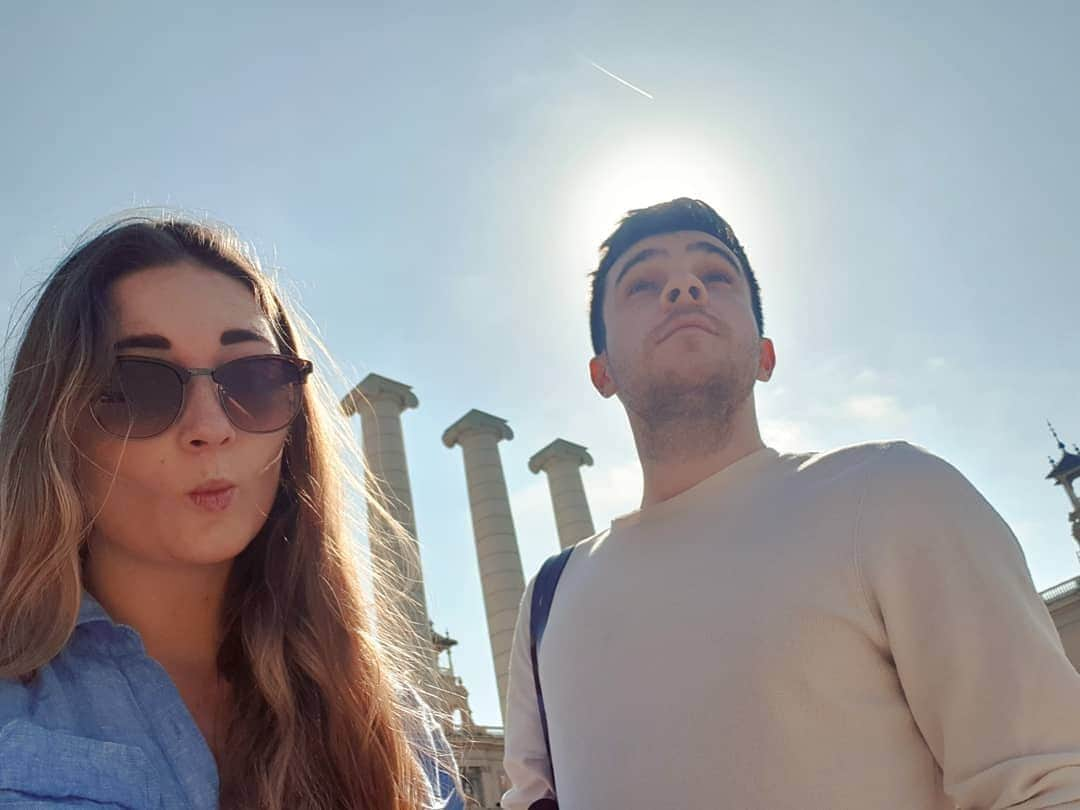 ジェニファー・ピンチズさんのインスタグラム写真 - (ジェニファー・ピンチズInstagram)「Cheeky trip to Barcelona to celebrate 8 years together! Not sure he's earned that halo... 😛 Still love him to bits ❤❤❤ #barcelona #montjuic #weloveeu #blueskies #anniversary #8years  #highschoolsweethearts」3月22日 5時23分 - jennifer.pinches