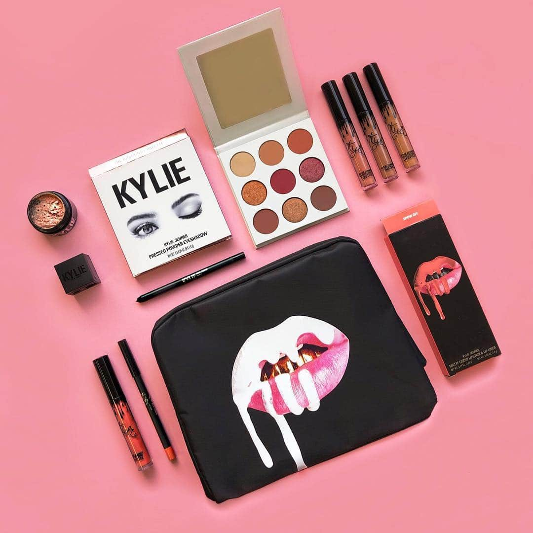 Kylie Cosmeticsさんのインスタグラム写真 - (Kylie CosmeticsInstagram)「Kylie’s March Favorites are now live on the site! This month’s $181 value bundle is only $100 and hand picked by boss @kyliejenner herself! 💕」3月22日 5時27分 - kyliecosmetics