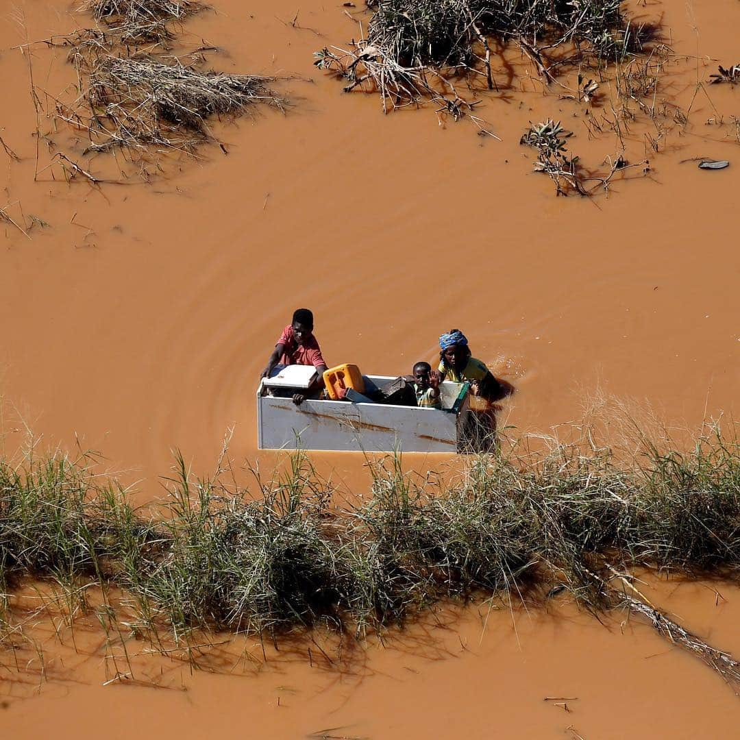 NBC Newsさんのインスタグラム写真 - (NBC NewsInstagram)「A child is transported on a refrigerator through floods from #Cyclone #Idai in Buzi, #Mozambique. . 📷 Siphiwe Sibeko / @reuters」3月22日 5時45分 - nbcnews