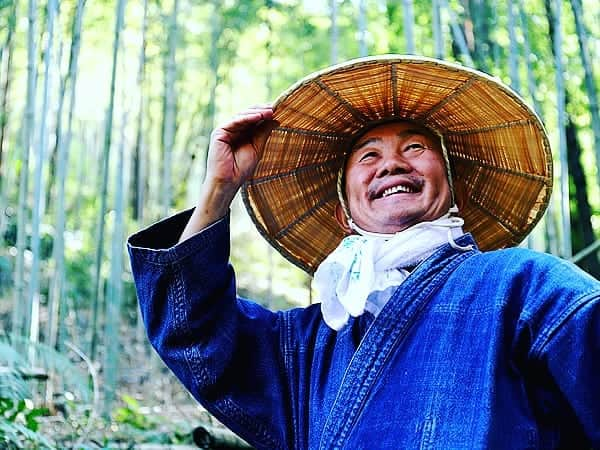 竹虎さんのインスタグラム写真 - (竹虎Instagram)「それにしても、この時期の竹林は気持ちがよい。柔らかい日差しが竹葉の間から差し込み竹林全体がやさしい雰囲気につつまれているようなのです。あちこち飛び回りメジロたちも賑やかに遊び出すし、遠くではウグイスの声がしています。 . 「ホーホケキョ」 .  なかなかの美声、こうやって上手な歌声が聞こえてくるのが春。 .  先日この30年ブログでお話しさせていただいた400年も続く越中福岡の菅笠はさすがに素晴らしい、実際に被って竹林にやって来ました。虎竹の里の山を歩けば軽くて使いやすい事はすぐに分かるのです。被りやすさだけでなく、防水性など機能的にも優れているから古来ずっと愛用されてきた民具です。 .  確かベストジーニスト賞というのがあります。ジーンズの似合う方が選ばれて表彰されているようですが「ベスト菅笠ニスト」賞はないだろうか？この笠、我ながら良く似合っている。 .  #竹虎 #虎斑竹専門店竹虎 #山岸竹材店 #竹虎四代目 #TAKETORA #竹屋 #竹製品 #竹細工 #竹工芸 #竹 #bamboo #虎竹 #真竹 #青竹 #白竹 #淡竹 #孟宗竹 #菅笠 #虎竹の里 #春 #ウグイス #帽子 #ベスト菅笠二スト #ベストジーニスト #メジロ」3月22日 5時48分 - taketora1894