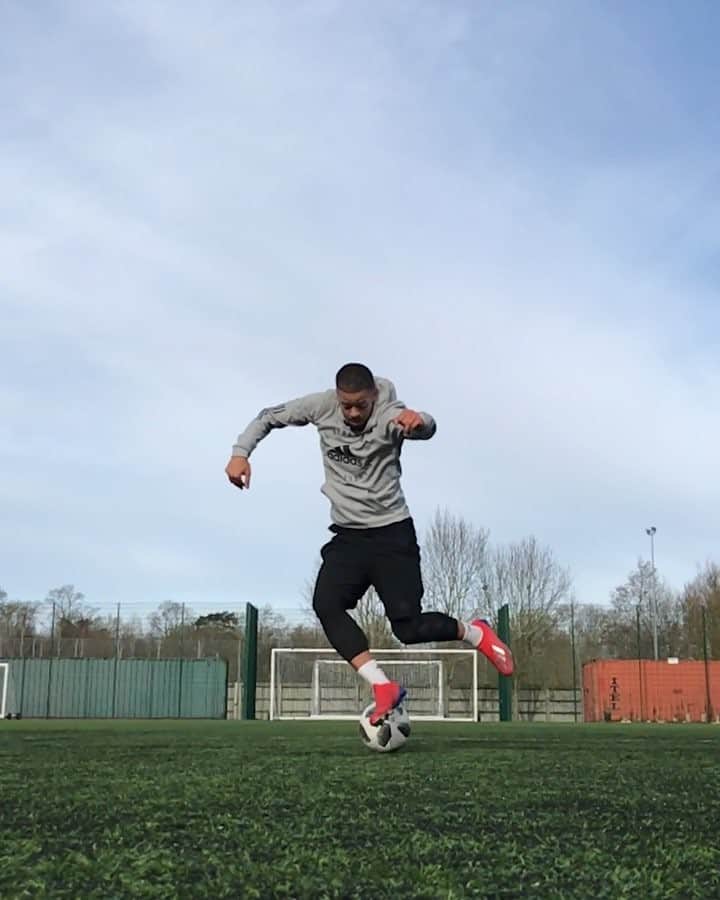 F2Freestylersのインスタグラム：「Quick-fire match skills you’ve never seen before! 😱🔥 FULL VID ON IGTV 👀 ..Tag someone who loves skills! 🔽」