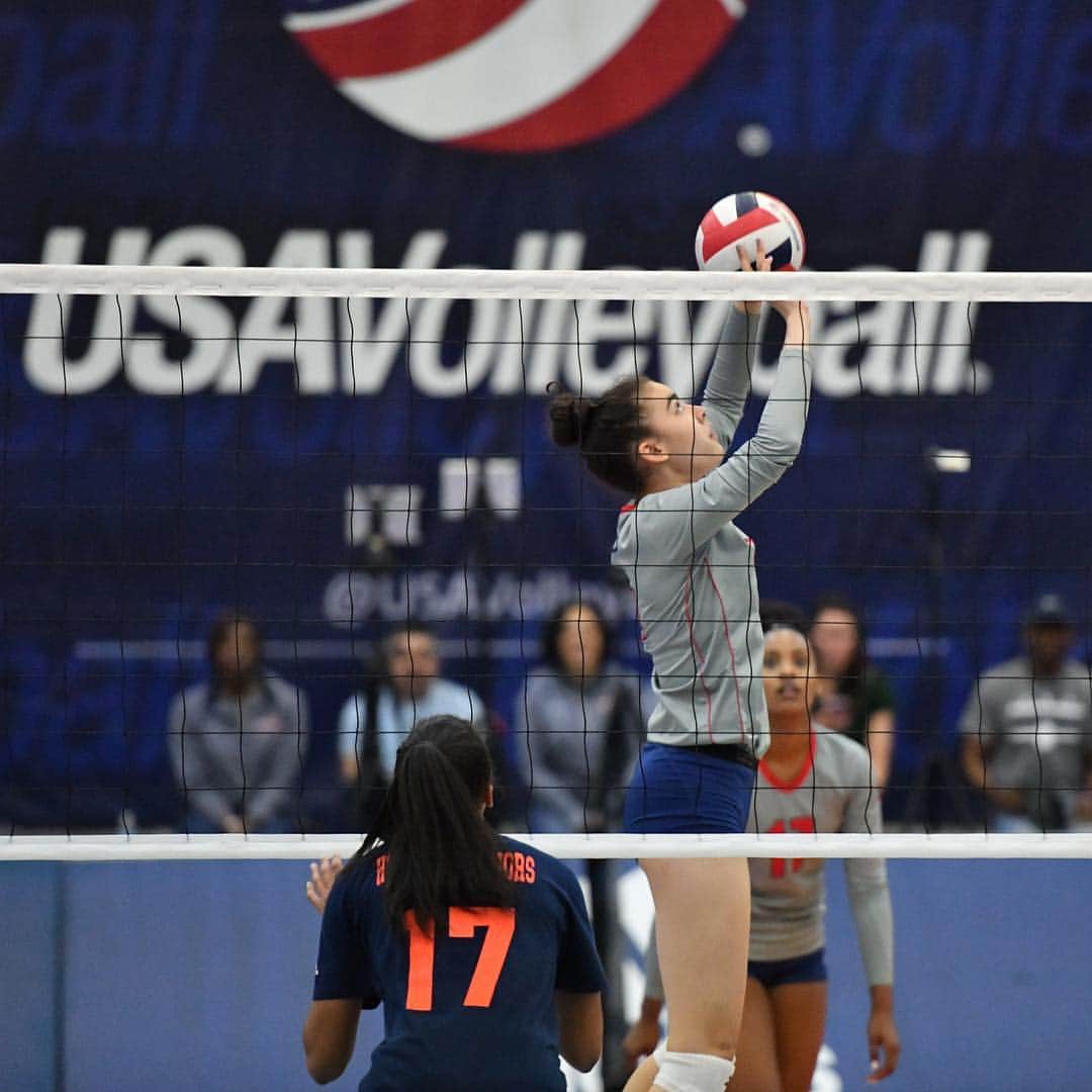 USA Volleyballさんのインスタグラム写真 - (USA VolleyballInstagram)「Set 🆙 your teammates for success! - - - 5️⃣ keys to better setting from some of the best in the biz, 🔗 in bio! Tag a Setter with golden 🙌! #GJNC #volleyball #volleyballlife」3月22日 5時59分 - usavolleyball