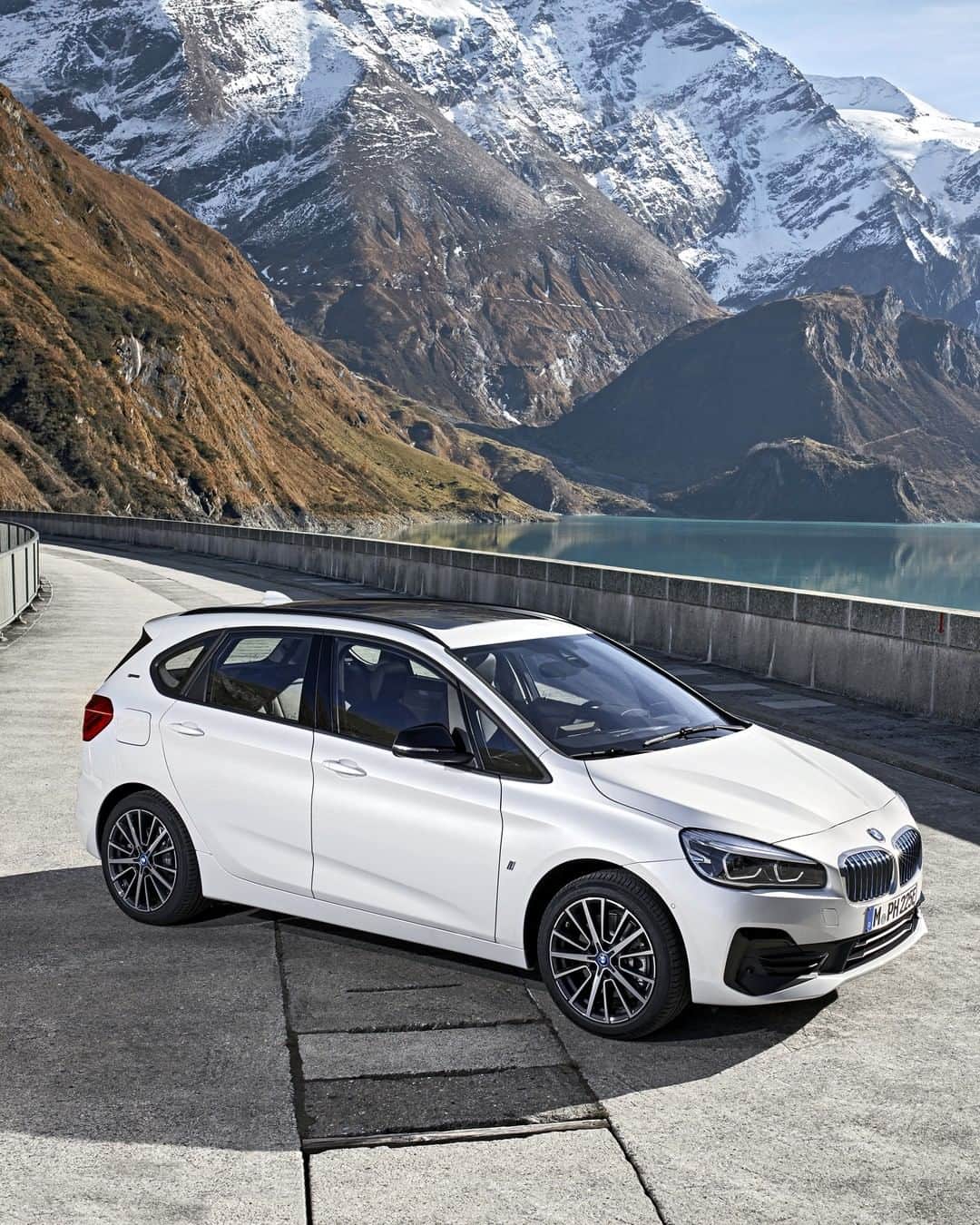 のインスタグラム：「The road will be your playground. The BMW 2 Series Active Tourer. #BMW #2Series __ BMW 225xe Active Tourer: Fuel consumption(combined): 2.5 – 2.3. Energy consumption in kWh/100km (combined): 13.7 – 13.4. CO2 emissions in g/km (combined): 57 – 52. The values of fuel consumptions, CO2 emissions and energy consumptions shown were determined according to the European Regulation (EC) 715/2007 in the version applicable at the time of type approval. The figures refer to a vehicle with basic configuration in Germany and the range shown considers optional equipment and the different size of wheels and tires available on the selected model. The values of the vehicles are already based on the new WLTP regulation and are translated back into NEDC-equivalent values in order to ensure the comparison between the vehicles. [With respect to these vehicles, for vehicle related taxes or other duties based (at least inter alia) on CO2-emissions the CO2 values may differ to the values stated here.] The CO2 efficiency specifications are determined according to Directive 1999/94/EC and the European Regulation in its current version applicable. The values shown are based on the fuel consumption, CO2 values and energy consumptions according to the NEDC cycle for the classification. For further information about the official fuel consumption and the specific CO2 emission of new passenger cars can be taken out of the „handbook of fuel consumption, the CO2 emission and power consumption of new passenger cars“, which is available at all selling points and at https://www.dat.de/angebote/verlagsprodukte/leitfaden-kraftstoffverbrauch.html.」