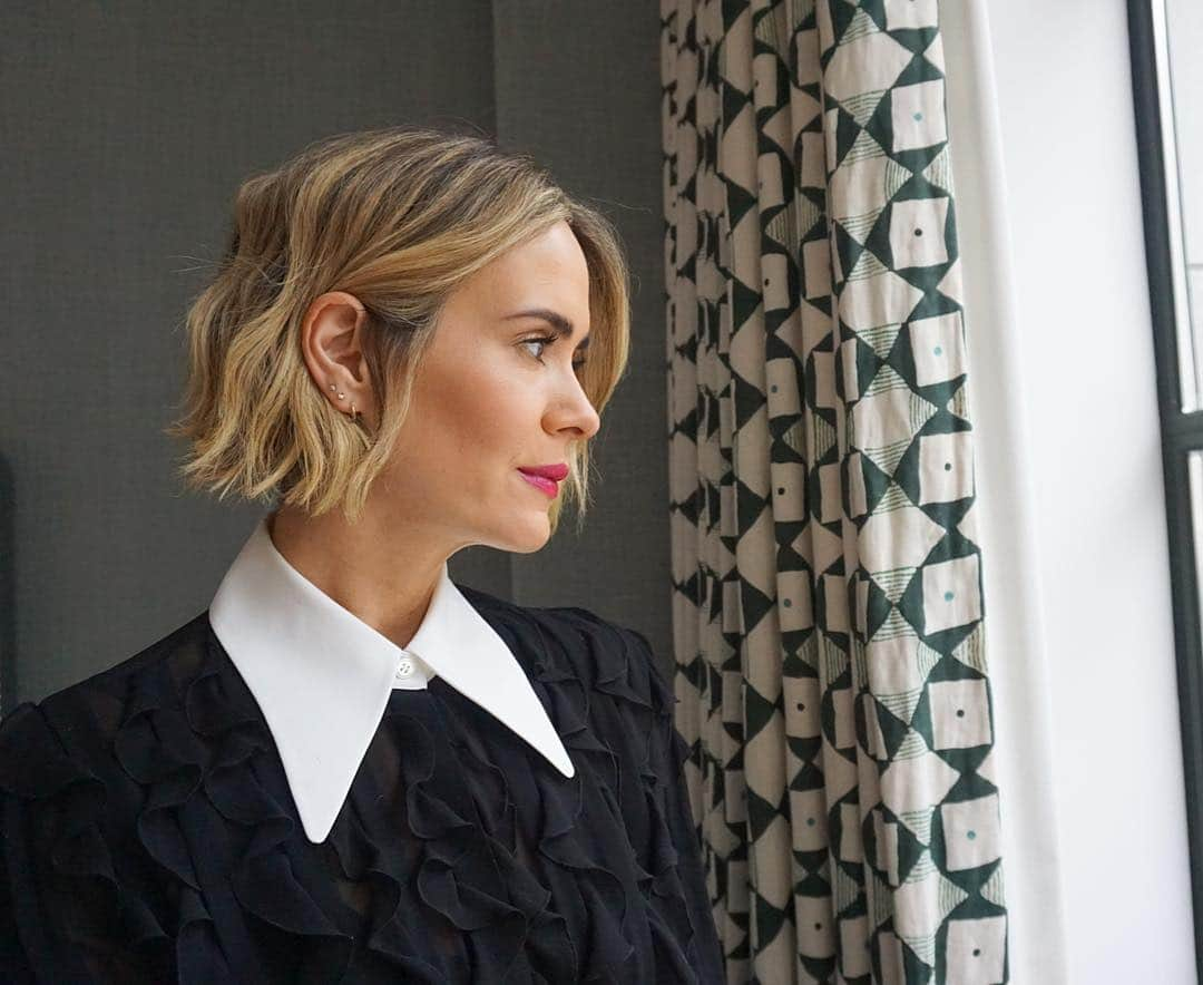 Lacy Redwayさんのインスタグラム写真 - (Lacy RedwayInstagram)「Rainy day in nyc today has me Looking out the window like...spring, is that  really you sis ? 🌂🌧 #TBT with one of my favorite ladies to do a flatiron wave on  @mssarahcatharinepaulson 😍😍😍😍 #HairByLacyRedway #sarahpaulson」3月22日 5時55分 - lacyredway