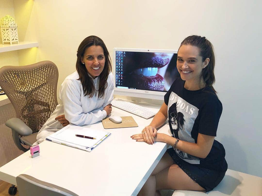 ジュリアナパイヴァさんのインスタグラム写真 - (ジュリアナパイヴァInstagram)「Dia de cuidar da saúde dos dentinhos na @facedental_odontologia com a querida doutora @elinarocha que cuida muito bem de mim e da minha família!❤️🦷✨」3月22日 5時56分 - juulianapaiva