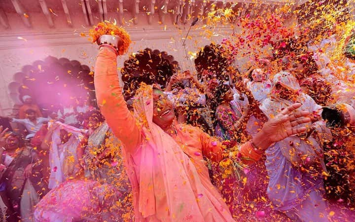 ミンディ・カリングさんのインスタグラム写真 - (ミンディ・カリングInstagram)「#HappyHoli everyone! Holi is the Hindu festival of color, signifying the arrival of spring, and the triumph of good over evil. What a wonderful time! 💜💙💚💛❤️ (📸: @latimes)」3月22日 6時08分 - mindykaling