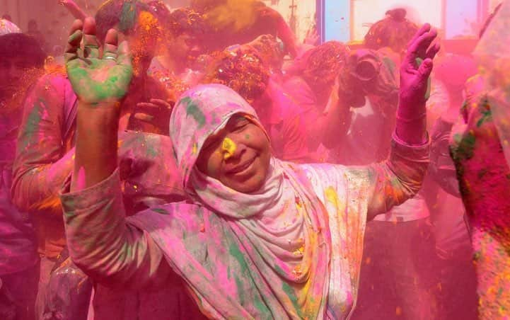 ミンディ・カリングさんのインスタグラム写真 - (ミンディ・カリングInstagram)「#HappyHoli everyone! Holi is the Hindu festival of color, signifying the arrival of spring, and the triumph of good over evil. What a wonderful time! 💜💙💚💛❤️ (📸: @latimes)」3月22日 6時08分 - mindykaling