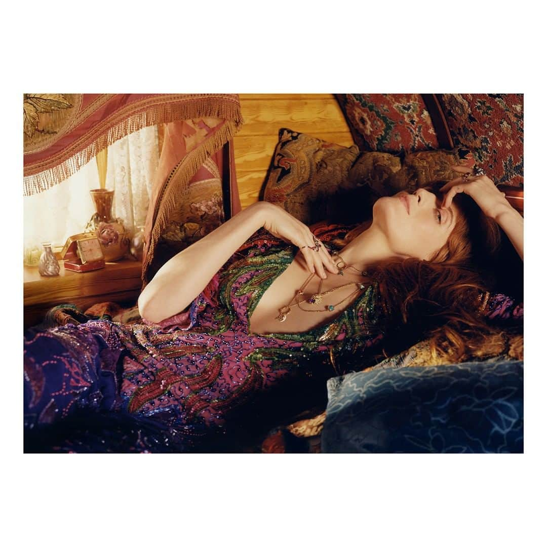 グッチさんのインスタグラム写真 - (グッチInstagram)「Featured in the new #GucciJewelry campaign, @florenceandthemachine wears elaborate rings and necklaces crafted from yellow gold enriched with diamonds and precious gems, from the #LeMarchédesMerveilles and #GucciOuroboros collections designed by @alessandro_michele. Listen to the #GucciPodcast featuring #FlorenceWelch though link in bio. #AlessandroMichele #GucciSS19」3月22日 6時00分 - gucci