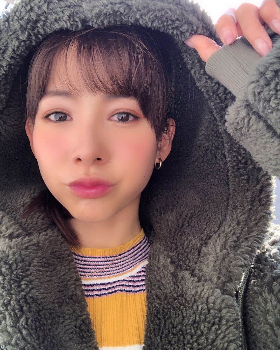 のインスタグラム：「꒰*´꒳`*꒱૭♡ #モコモコアウター  大きめなのが可愛い😍💓 今日から北海道に行ってきます🐮🍦🍜 やっぱり寒いのかなぁ..☃︎❄️️❄️️ ＊ #fashion #coordinate #parker #Bore #outer #hokkaido  #ボア #ボアブルゾン #ボアパーカー #ボアフリース #フードパーカー #モコモコアウター #もこもこ #阪本智子」