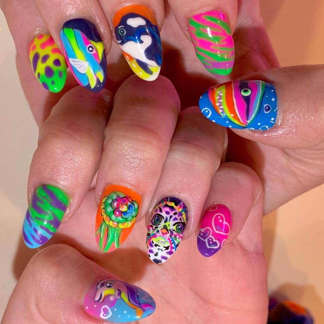 Mei Kawajiriさんのインスタグラム写真 - (Mei KawajiriInstagram)「@lisa_frank 🌈🌈🌈 under the water 🐠🐬🐳🦀🐠🐋 @sami_kitty 🌈🌈🌈 #handpainted #lisafrank #nailart」3月22日 6時19分 - nailsbymei