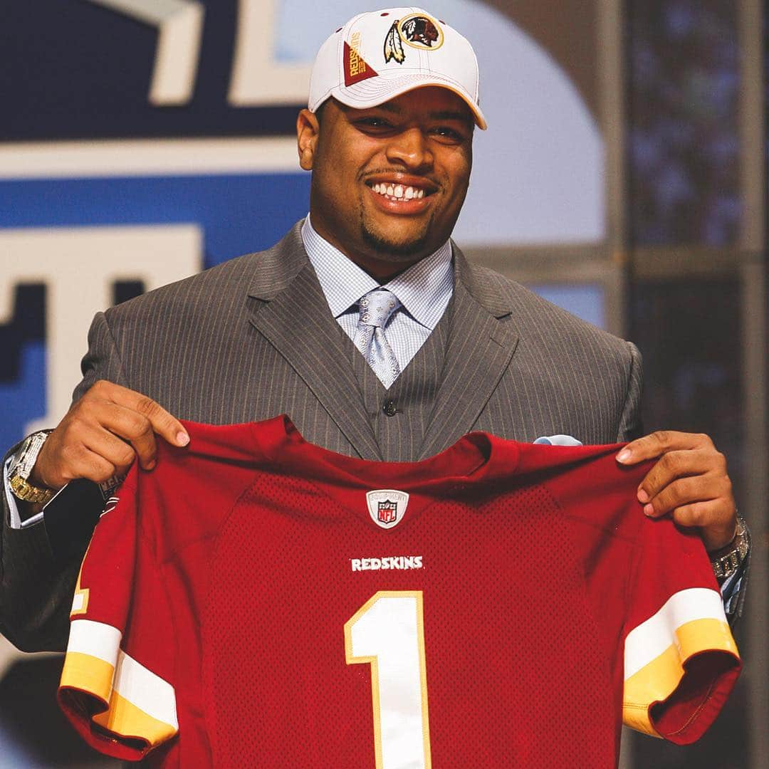 ワシントン・レッドスキンズさんのインスタグラム写真 - (ワシントン・レッドスキンズInstagram)「#TBT: With the fourth pick in the 2010 NFL Draft, the Washington Redskins selected Oklahoma OT Trent Williams.  5️⃣ weeks left until the draft...」3月22日 6時36分 - commanders