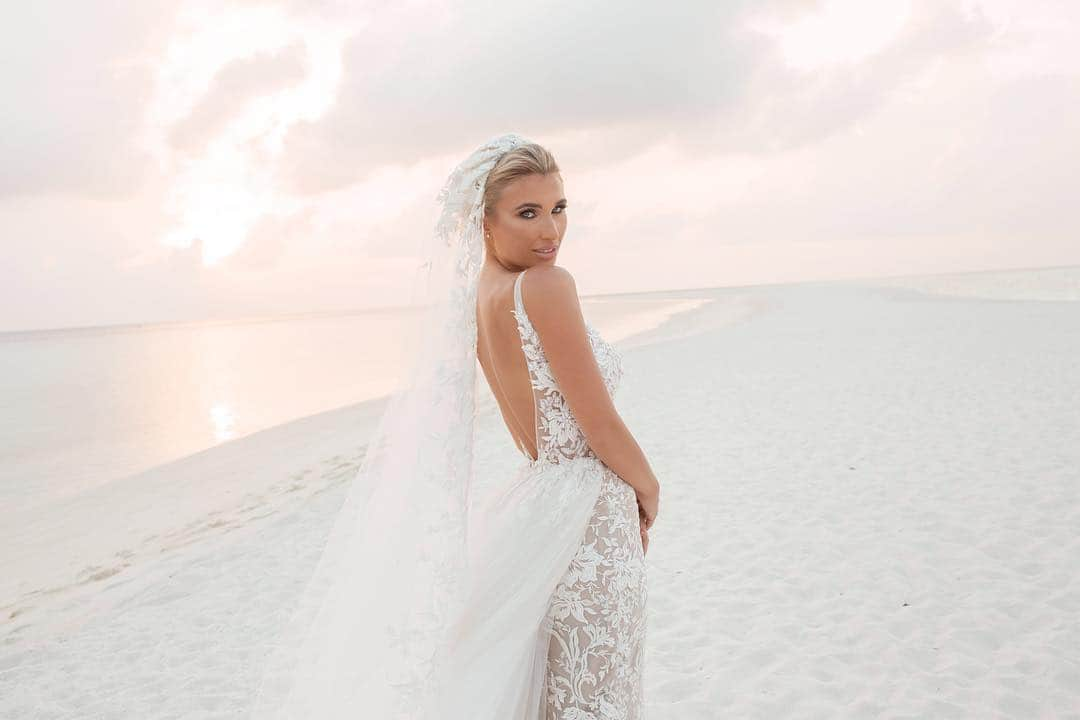 ビリー・フェアーズさんのインスタグラム写真 - (ビリー・フェアーズInstagram)「Mrs Shepherd 👰🏼 . . Dress / @berta @theweddingclub1  Veil / @zuhairmuradofficial  Makeup / @krystaldawn_mua  Hair / @jerriblack  Styling / @jeffmehmet1  photography / @staceyclarkephoto」3月22日 6時37分 - billieshepherdofficial