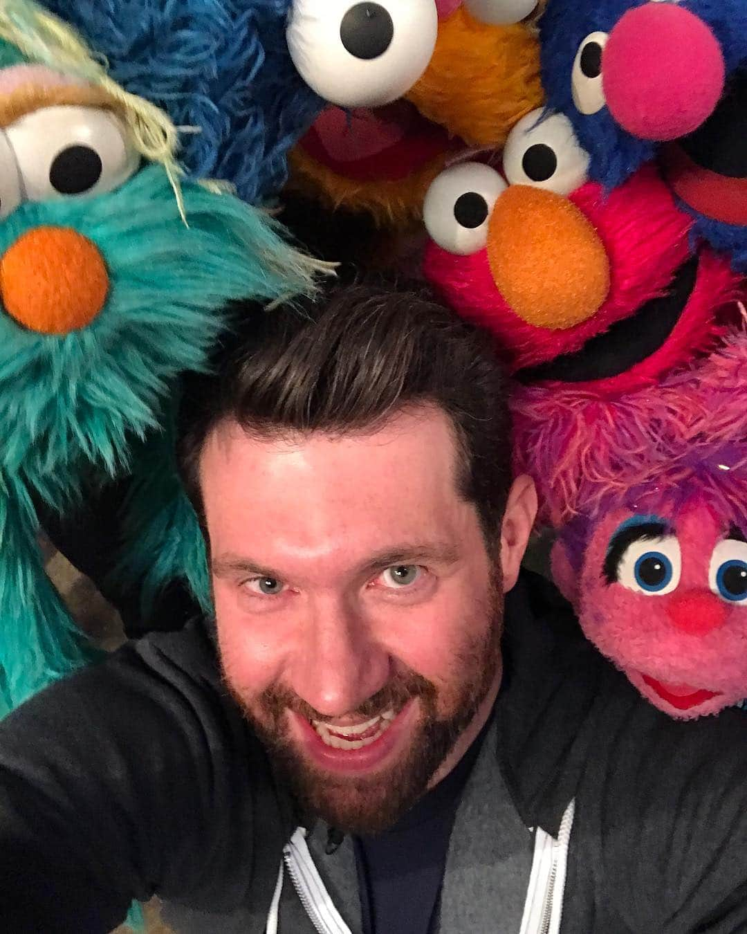 ビリー・エイチュナーさんのインスタグラム写真 - (ビリー・エイチュナーInstagram)「Happy 50th Anniversary, @sesamestreet!!! Getting to visit you was truly a dream come true. Even though Big Bird has stopped returning my texts. #tbt」3月22日 6時38分 - billyeichner