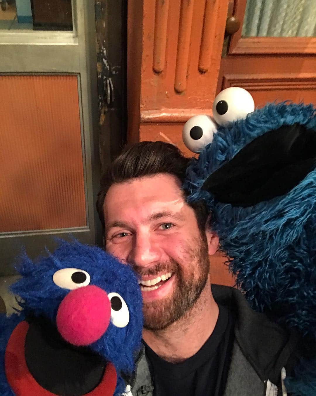 ビリー・エイチュナーさんのインスタグラム写真 - (ビリー・エイチュナーInstagram)「Happy 50th Anniversary, @sesamestreet!!! Getting to visit you was truly a dream come true. Even though Big Bird has stopped returning my texts. #tbt」3月22日 6時38分 - billyeichner