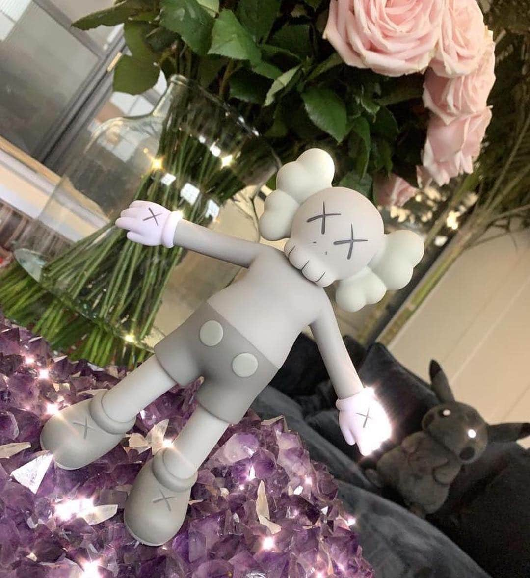 KAWSONEさんのインスタグラム写真 - (KAWSONEInstagram)「Good Morning... #Repost @victoriabeckham ・・・ Look who came to work @kaws! #KAWS #KAWSHOLIDAY #AllRightsReserved #DiscoverHongKong #HKArtsMonth x VB」3月22日 6時51分 - kaws