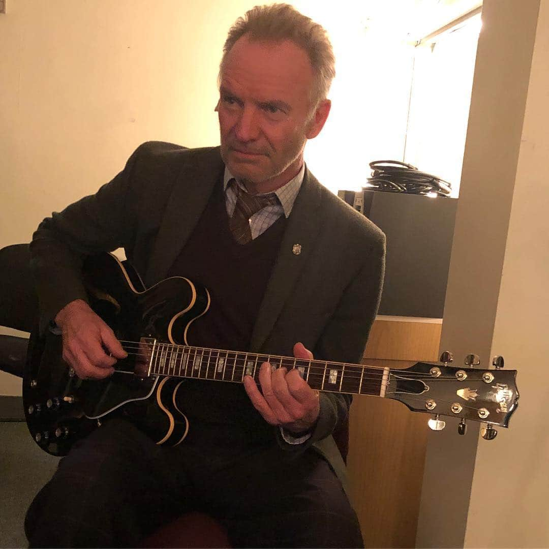 スティングさんのインスタグラム写真 - (スティングInstagram)「Jamming back stage as Jackie White #TheLastShip @mirvishproductions @gibsonguitar」3月22日 6時52分 - theofficialsting