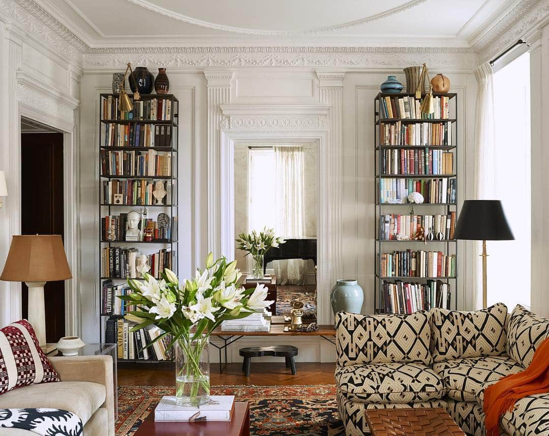 ELLE DECORさんのインスタグラム写真 - (ELLE DECORInstagram)「Step inside a classic New York apartment transformed into an elegant haven filled with art, music, and books. In the living room, the custom sectional is upholstered in a Le Manach print and the custom sofa in a Loro Piana fabric is topped with a pillow in an Osborne & Little fabric. The table lamp is by Niermann Weeks, the floor lamp is by Aero, the rug is Persian, and the cashmere throw is by Pratesi. Designed by @robertcouturier58, photography by @vangsterama, as seen in our November 2017 issue.」3月22日 6時47分 - elledecor