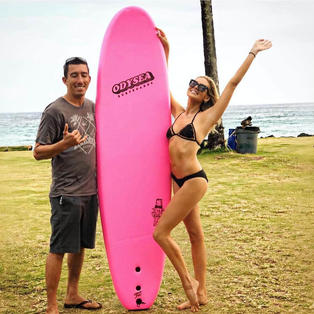 ステファニー・プラットのインスタグラム：「So proud of my buddy & his new company@kauai_surfboard_rentals!!!🙌🏻🏄‍♀️👙🤙🏻」