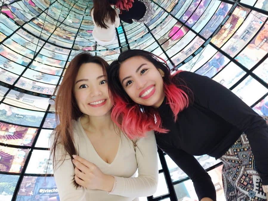 Ayanoのインスタグラム：「#GalaxyHarajuku is a new MUST-VISIT spot in Tokyo if you a social media addict🤩﻿﻿ 原宿にオープンしたばかりのGalaxy Harajukuの4Fにある #SocialGalaxy は、新たな映えスポットなので、絶対行く価値あり❗️﻿﻿ ﻿📷 with @sisasaid from @GadgetMatch & @hergadgetmatch  #TechMediaGirls in #Tokyo﻿ #GirlsInTech #TechGirls #WomanInTech﻿ #Harajuku #原宿 #Japan #🇯🇵」