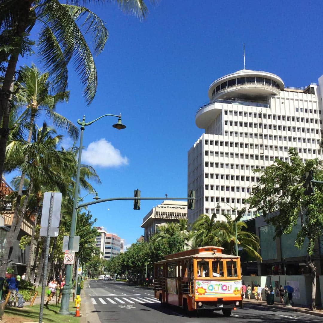 Belle Vie Hawaiiさんのインスタグラム写真 - (Belle Vie HawaiiInstagram)「現在のカラカウア通りの様子🚙🌴🚚﻿ 真っ青な空が気持ちいい 爽やかなお天気です☀️﻿ ﻿ ﻿ ﻿ ﻿ ﻿ ﻿ #belleviehawaii #hawaii﻿ #aloha #waikiki﻿ #honolulu #oahuhawaii﻿ #ハワイ #ベルヴィー﻿ #ハワイ大好き #ハワイ旅行﻿ #アロハ #カラカウア通り﻿ #オアフ #ワイキキビーチ﻿ #ホノルル #ハワイ生活﻿ #ハワイ好き #ワイキキ﻿ #ハワイ好きな人と繋がりたい﻿」3月22日 6時58分 - belleviehawaii