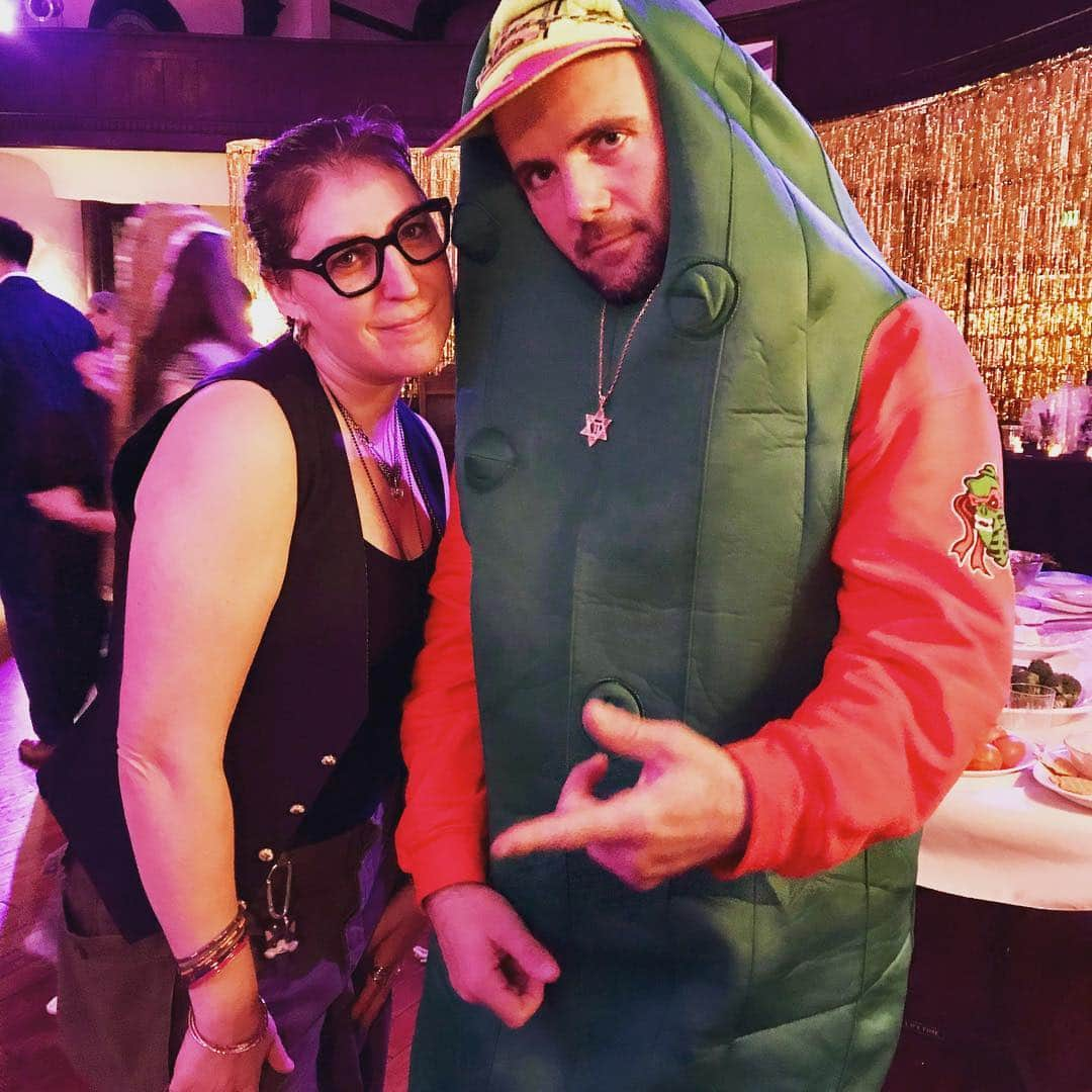 メイム・ビアリクさんのインスタグラム写真 - (メイム・ビアリクInstagram)「#Purim last night involved hearing an awesome rapper @koshadillz at @picounionproject and posing awkwardly with him. He rapped in Hebrew, Yiddish and Spanish and English too. Any man who dresses like a pickle is a friend of mine. And my arms only come out once a year. Don’t get used to it. #schmoozing」3月22日 6時59分 - missmayim