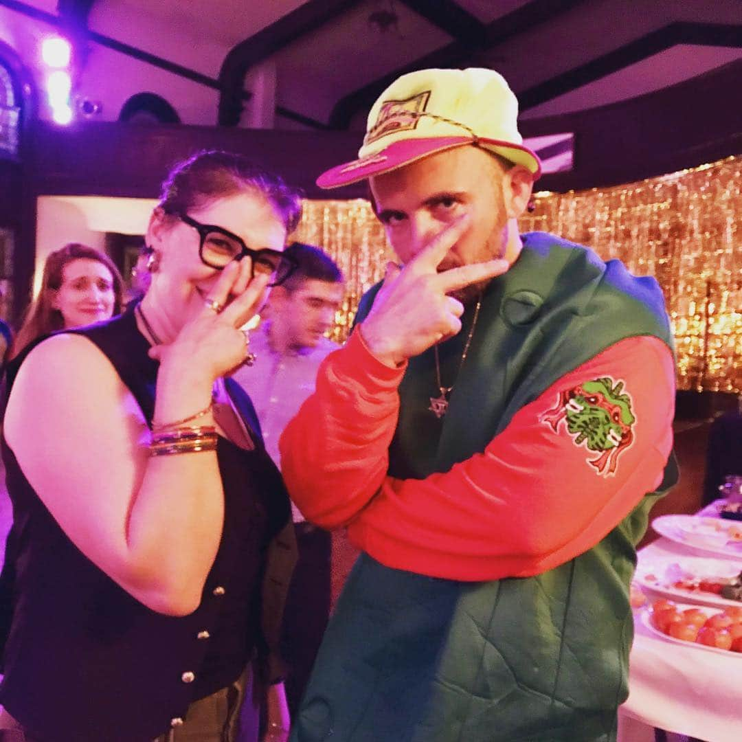 メイム・ビアリクさんのインスタグラム写真 - (メイム・ビアリクInstagram)「#Purim last night involved hearing an awesome rapper @koshadillz at @picounionproject and posing awkwardly with him. He rapped in Hebrew, Yiddish and Spanish and English too. Any man who dresses like a pickle is a friend of mine. And my arms only come out once a year. Don’t get used to it. #schmoozing」3月22日 6時59分 - missmayim