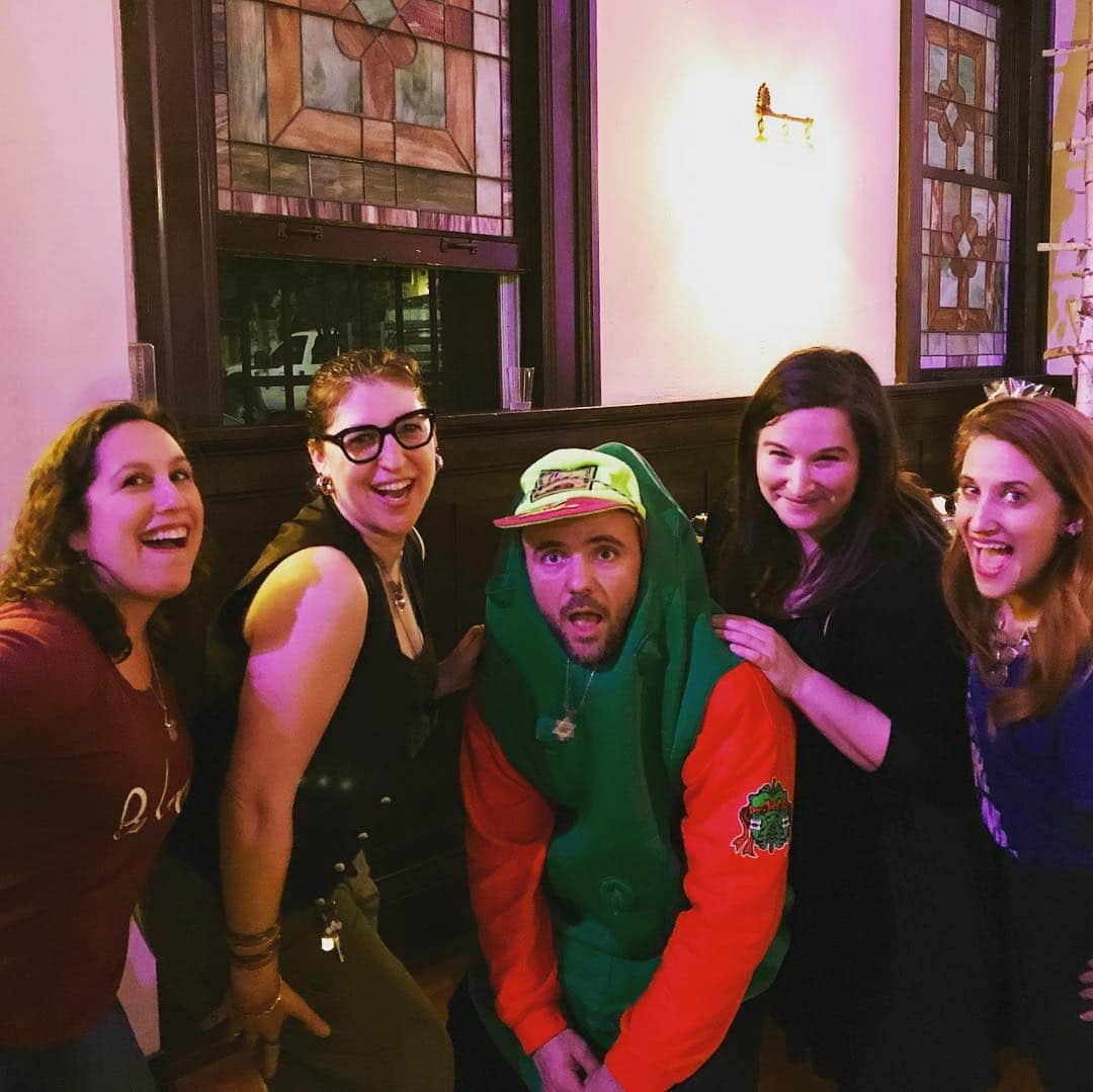 メイム・ビアリクさんのインスタグラム写真 - (メイム・ビアリクInstagram)「#Purim last night involved hearing an awesome rapper @koshadillz at @picounionproject and posing awkwardly with him. He rapped in Hebrew, Yiddish and Spanish and English too. Any man who dresses like a pickle is a friend of mine. And my arms only come out once a year. Don’t get used to it. #schmoozing」3月22日 6時59分 - missmayim