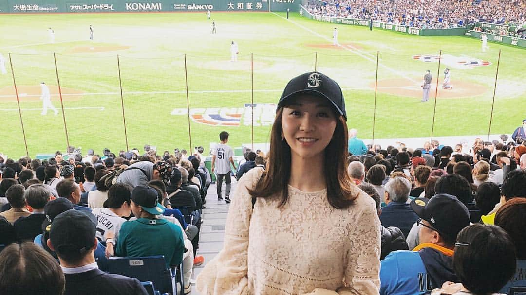 袴田彩会さんのインスタグラム写真 - (袴田彩会Instagram)「⚾️ イチロー選手のラストゲーム！幸せなことに現地で観戦✨ 仕事のため途中で抜けないといけなかったけれど、イチロー選手の最後の打席まで見届けることができました！ 球場の雰囲気が凄かったなぁ。イチローさんを見ることができてる感動と興奮と、でも寂しさと、いろんな感情が入り混じって、なんか凄かった。 仕事場で引退会見はかじりついて見てました。 言葉一つ一つに重みとか深みがあって、1時間20分あっという間でした。終わってほしくない会見でした。 最後まで本当にかっこよかったな✨ 寂しいけれど、この貴重な１日を現地で見届けられて、ニュースとして伝えられて、幸せでした！  #イチロー#現役引退#シアトルマリナーズ #東京ドーム#イチローありがとう」3月22日 7時08分 - ayae.ha