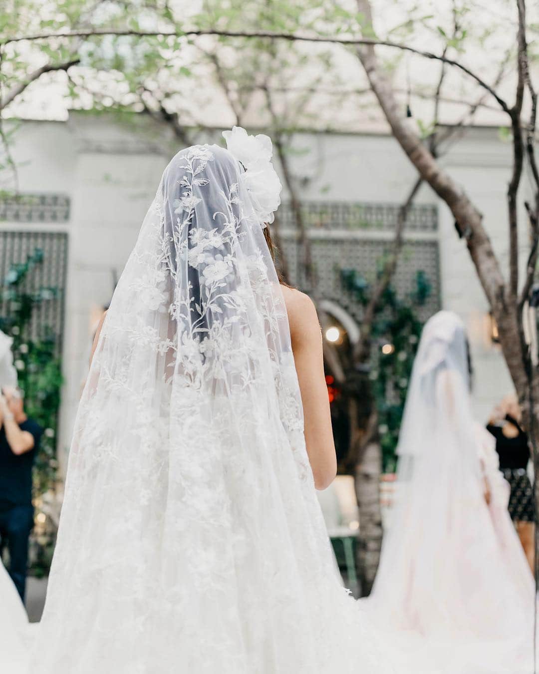 のインスタグラム：「Behind the scenes from the Fall/Winter 2019 Marchesa Bridal presentation. Shot by @adriana.r.miranda. #marchesa #marchesabridal」